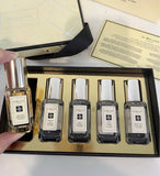 JO MALONE SNOWFLAKE EDITION
LIMITED EDITION GIFT BOX SET (5X9ML) WITH PAPER BAG &
RIBBON